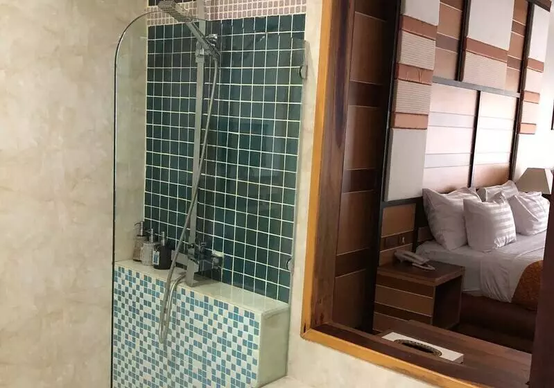 سوییت جونیور, Taman Resort