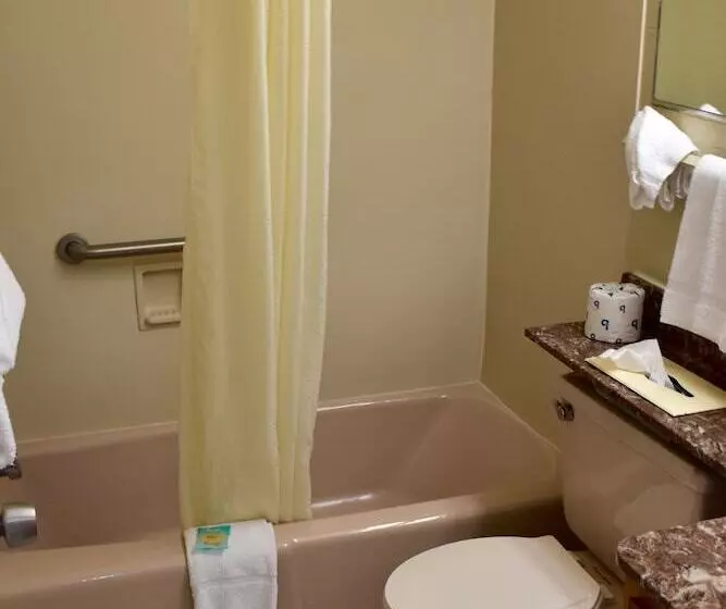 ２ダブルベッドのスタンダードルーム, Red Roof Inn Stroudsburg