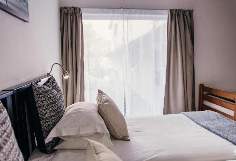 غرفة عائلية, George Lodge International