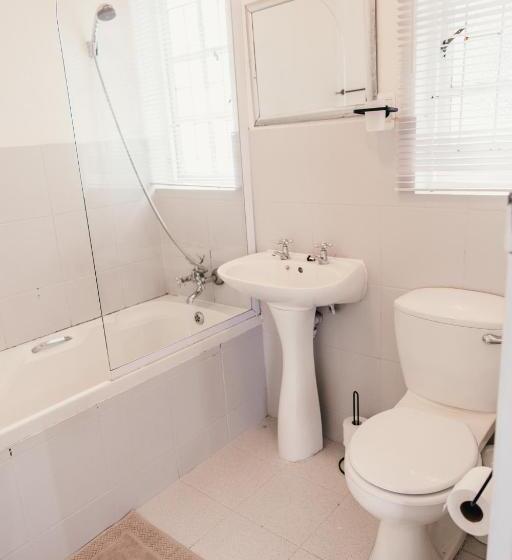 חדר משפחתי, George Lodge International