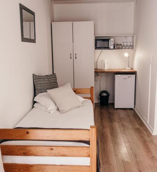 غرفة عائلية, George Lodge International