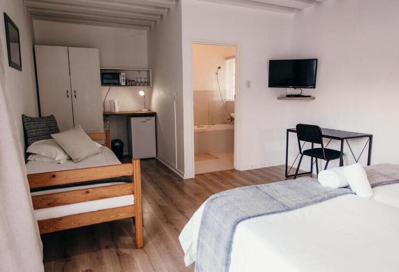 غرفة عائلية, George Lodge International