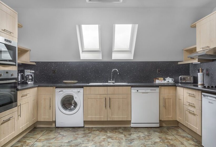 Дом 2 Спальни, The Kenmore Club