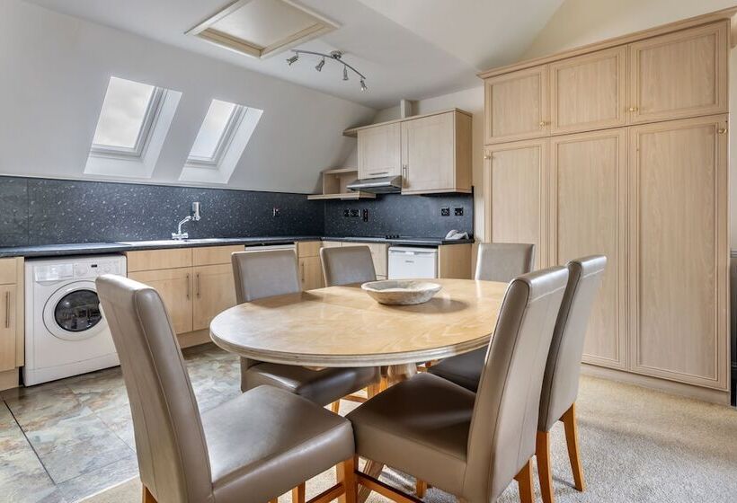 Дом 2 Спальни, The Kenmore Club