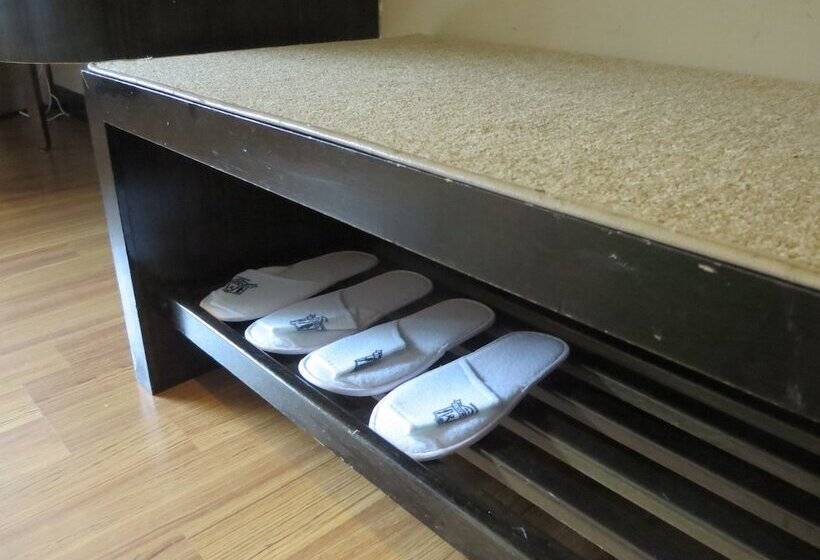 غرفة قياسية, The Mark S Lodge