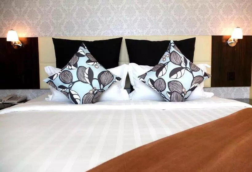 اتاق لوکس با تخت بزرگ, The Mark S Lodge