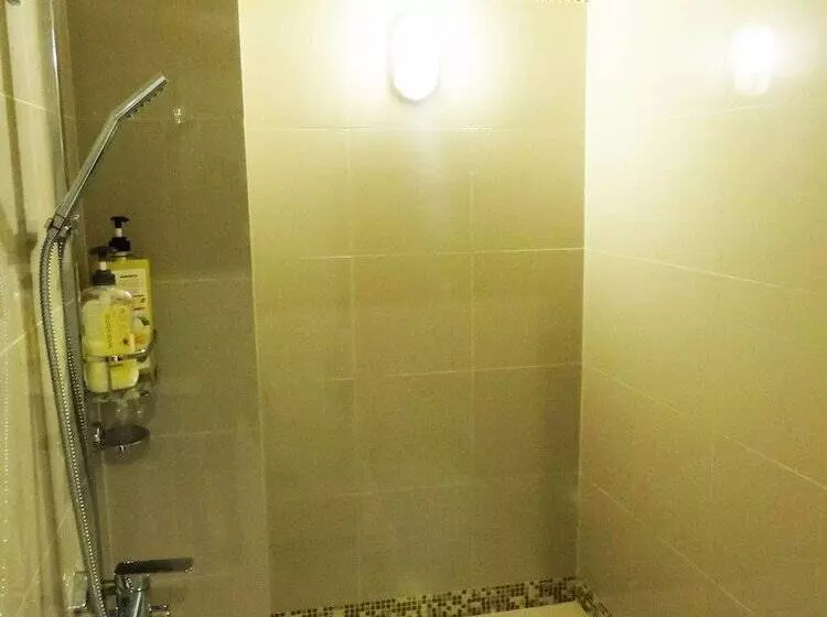 تختخواب در اتاق مشترک, Townhouse Oak Vip Suites