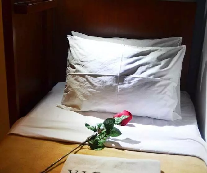 تختخواب در اتاق مشترک, Townhouse Oak Vip Suites