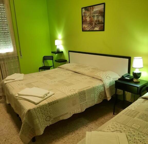 חדר סטנדרט לשלושה, Etrusco