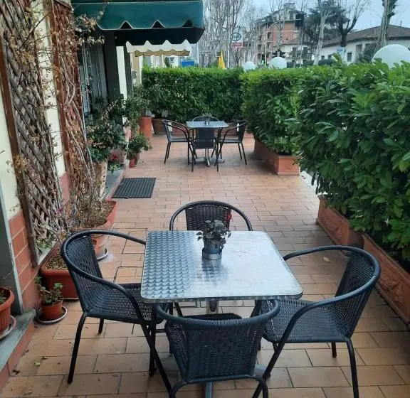 اتاق استاندارد سه نفره, Etrusco