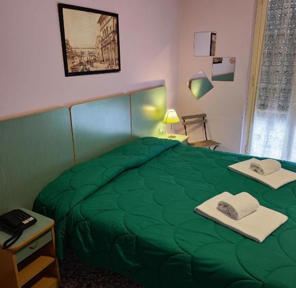 חדר קלאסי לשלושה, Etrusco