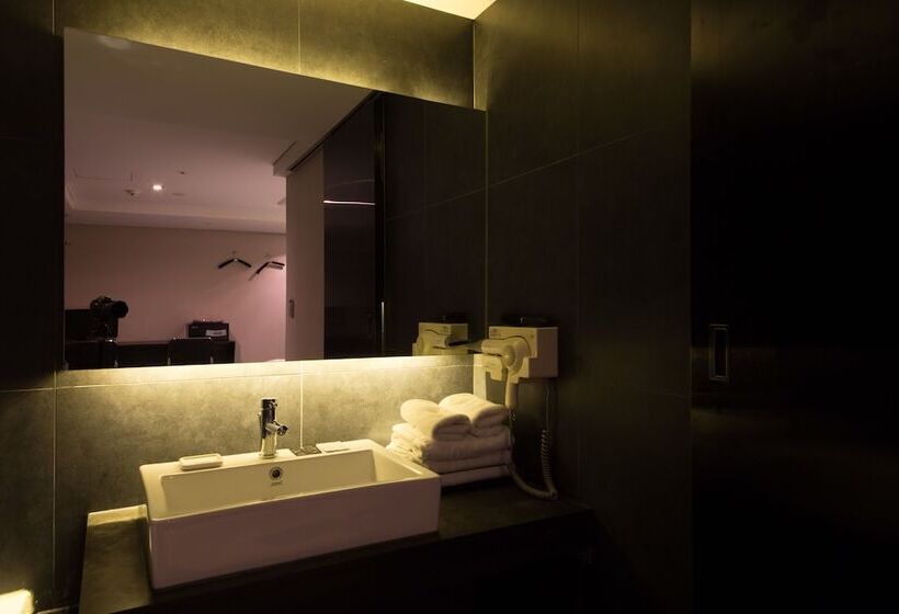 Номер Стандарт, Adlige