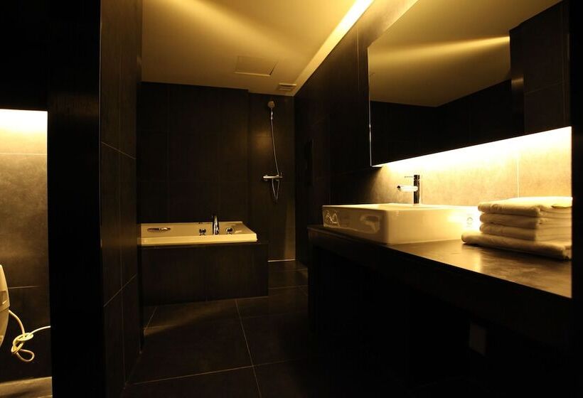 Номер Deluxe, Adlige