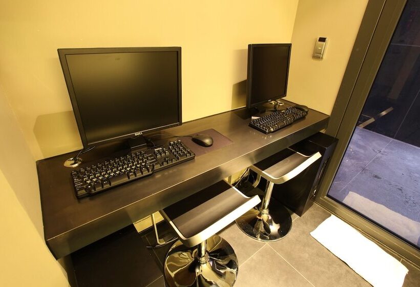 Номер Deluxe, Adlige