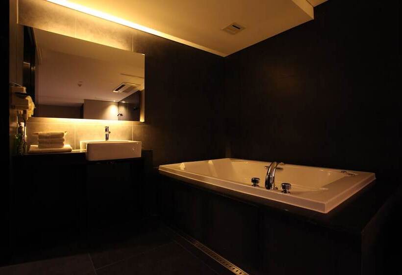 Номер Deluxe, Adlige