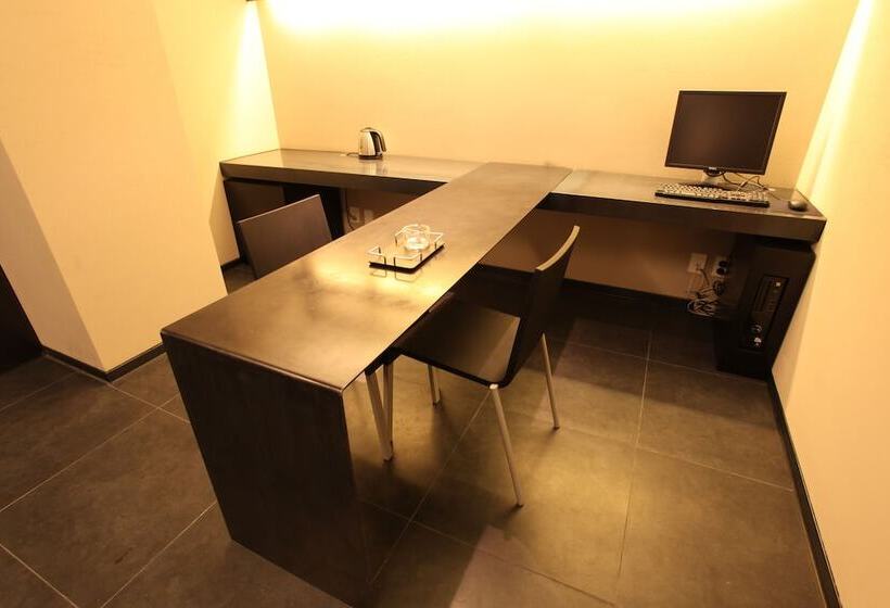 Номер Deluxe, Adlige