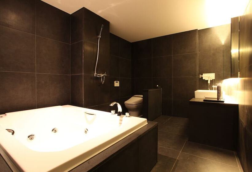 Номер Deluxe, Adlige