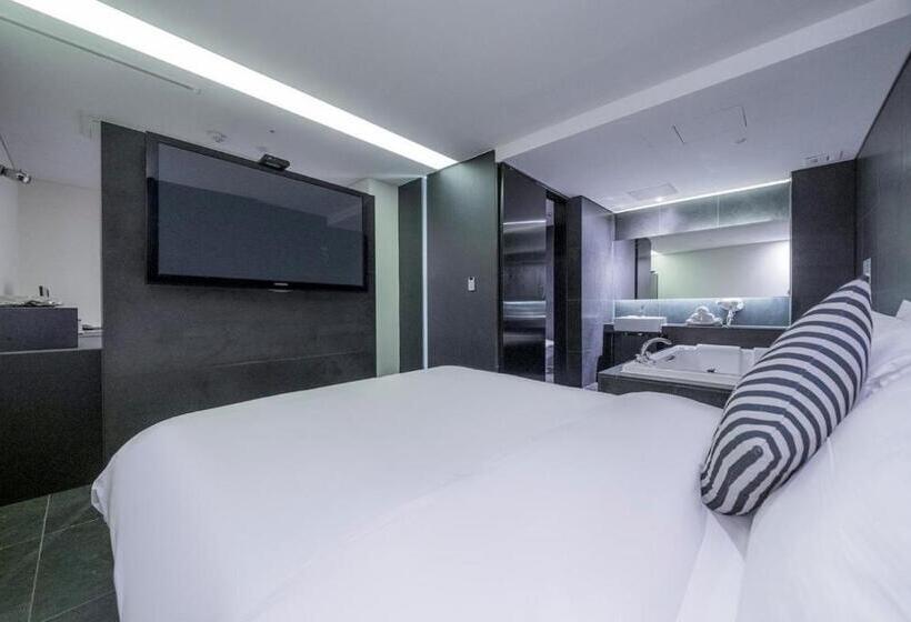 Номер Deluxe, Adlige