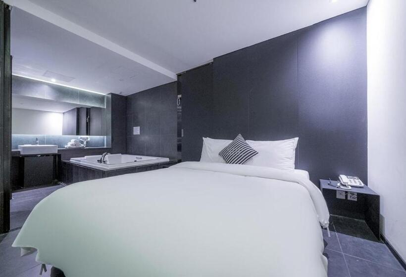 Номер Deluxe, Adlige