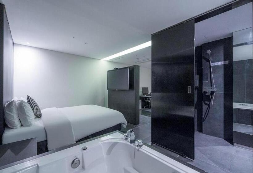 Номер Deluxe, Adlige