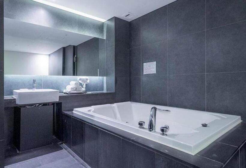 Номер Deluxe, Adlige