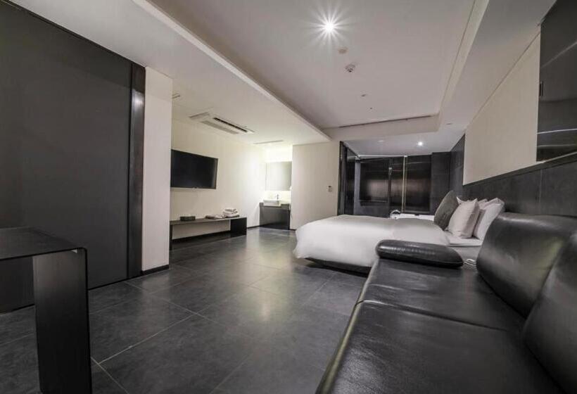 Номер Премиум, Adlige