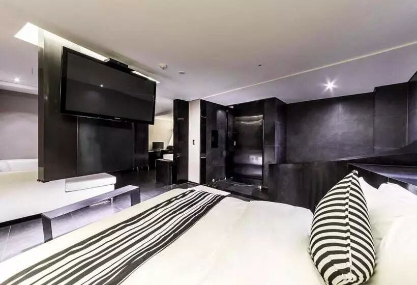 Suite cu Hidromasaj, Adlige