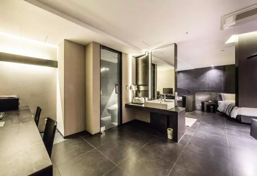Suite cu Hidromasaj, Adlige