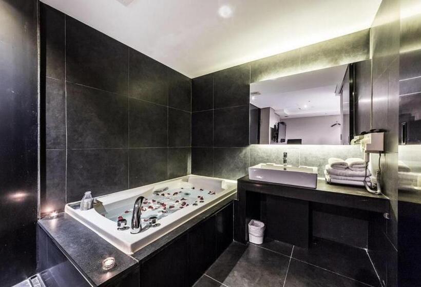 Номер Стандарт, Adlige