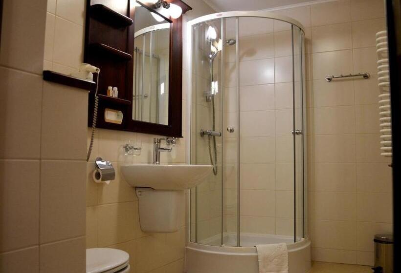 标准三人间, Batory