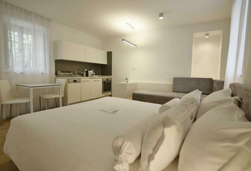 Superior Studio, Divota Apartment