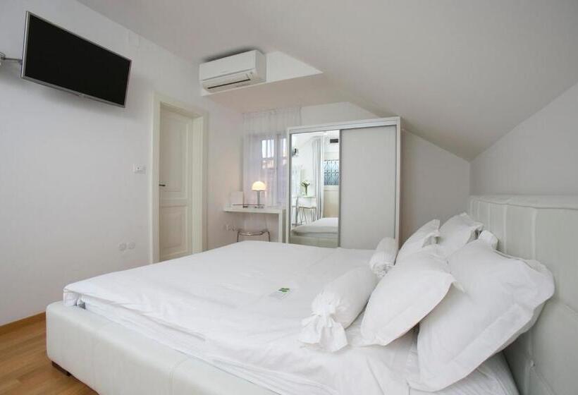 Superior studio with terrace, Divota Apartment