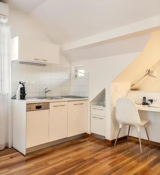 Superior Studio, Divota Apartment