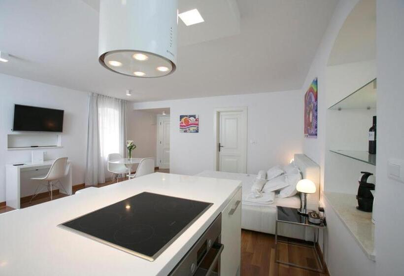 Deluxe Studio, Divota Apartment