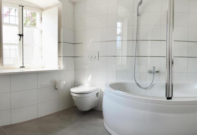 Deluxe Studio, Divota Apartment