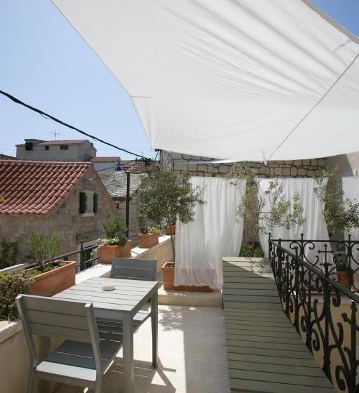 Deluxe Studio, Divota Apartment