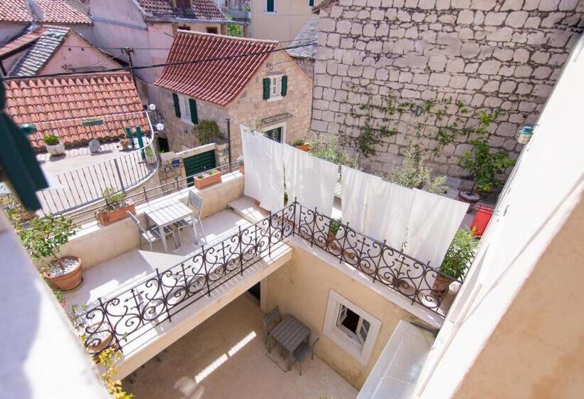 Deluxe Studio, Divota Apartment