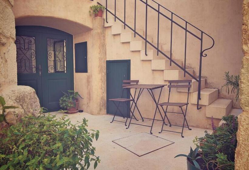 Standard Studio, Divota Apartment