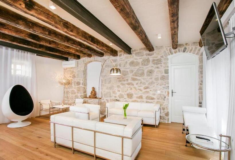 Deluxe Villa 3 Soveværelser, Divota Apartment