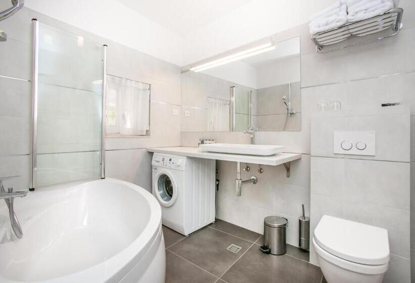 Deluxe Villa 3 Soveværelser, Divota Apartment