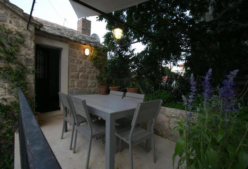 Deluxe Villa 3 Soveværelser, Divota Apartment