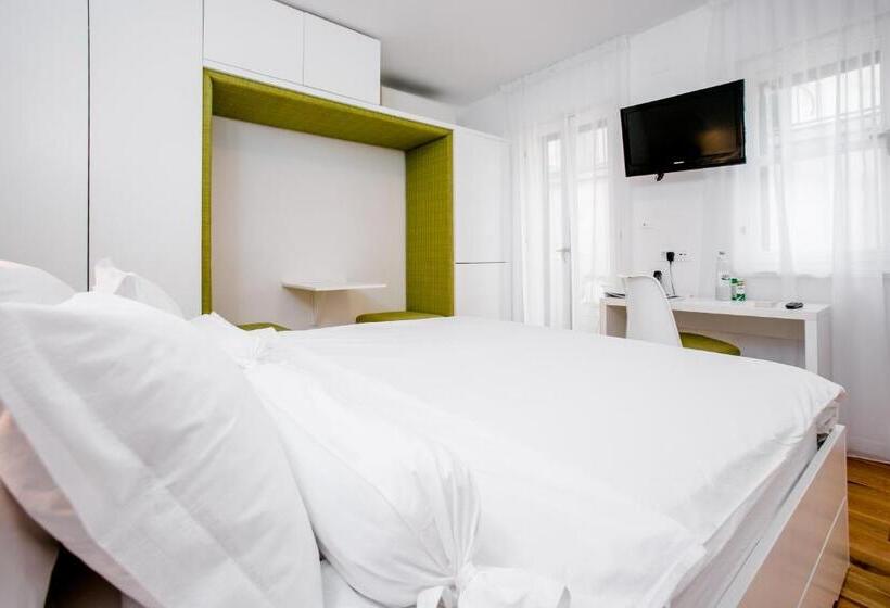 Basic Værelse med Balkon, Divota Apartment