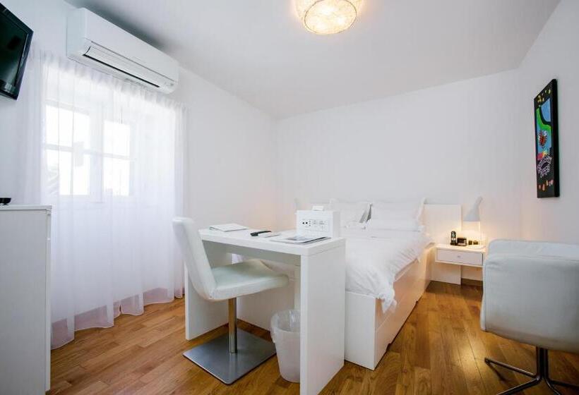 Basic Værelse med Balkon, Divota Apartment