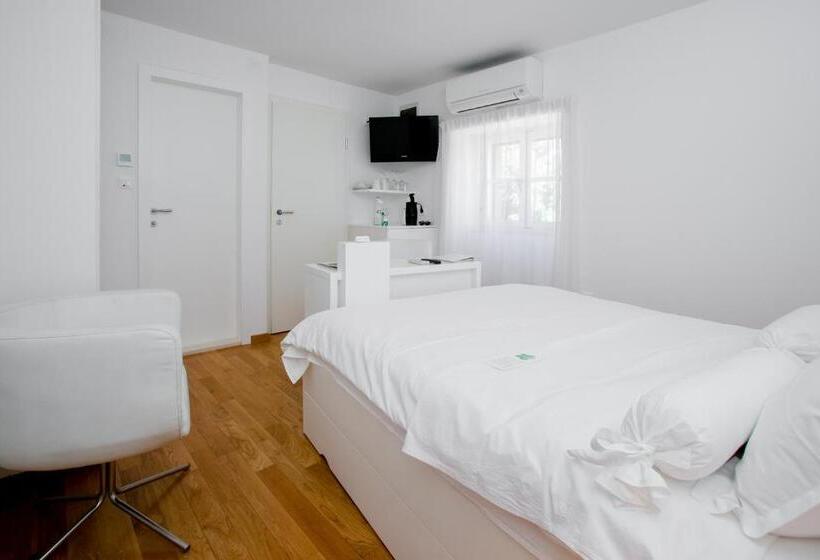 Basic Værelse med Balkon, Divota Apartment