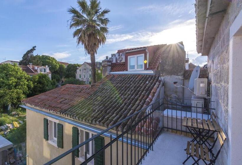 Deluxe Værelse m. Balkon, Divota Apartment