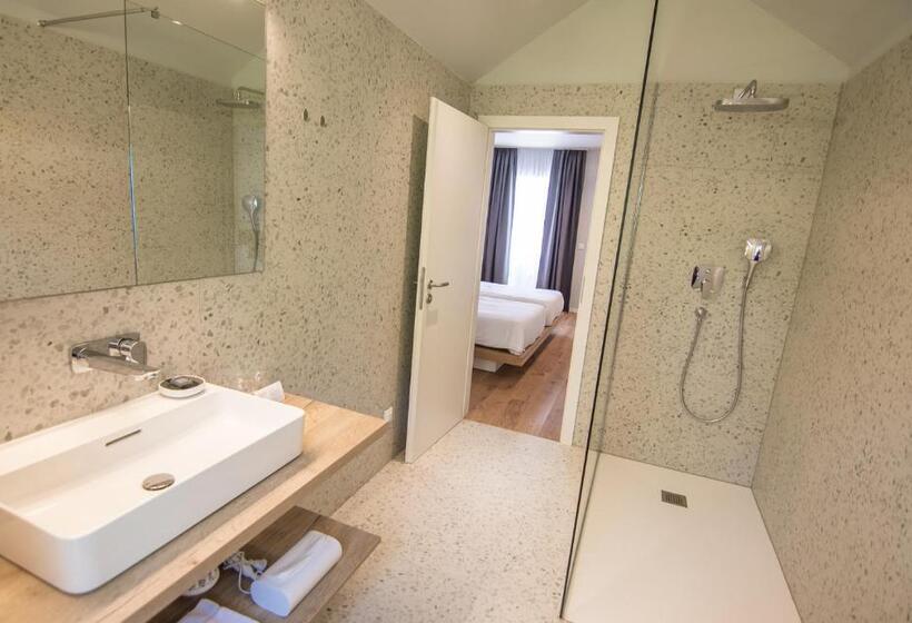 Deluxe Værelse m. Balkon, Divota Apartment