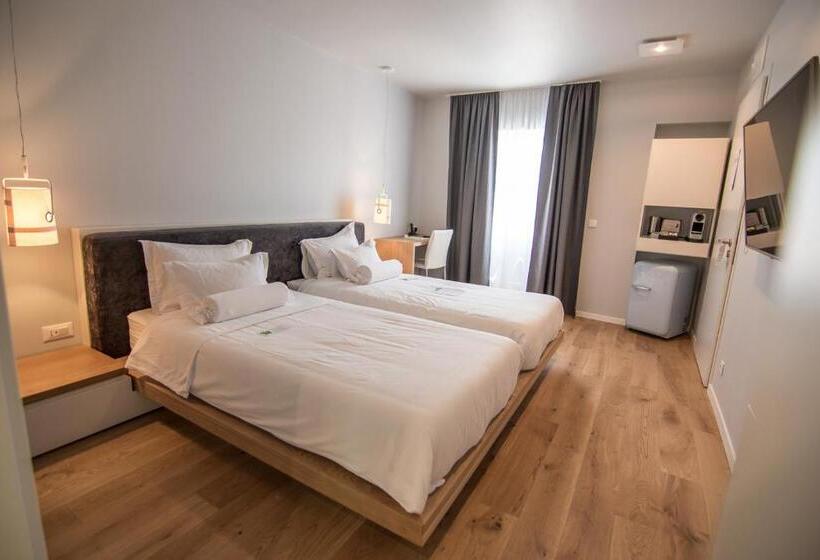 Deluxe Værelse m. Balkon, Divota Apartment