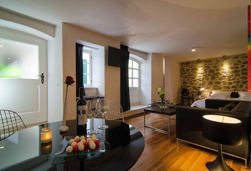 Deluxe Studio, Divota Apartment