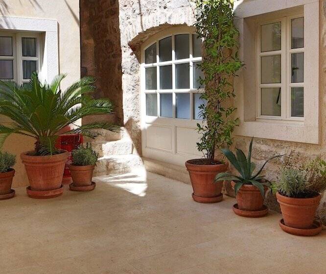 Deluxe Studio, Divota Apartment