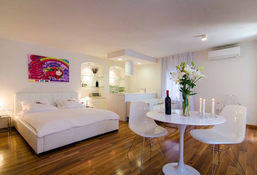 Deluxe Studio, Divota Apartment